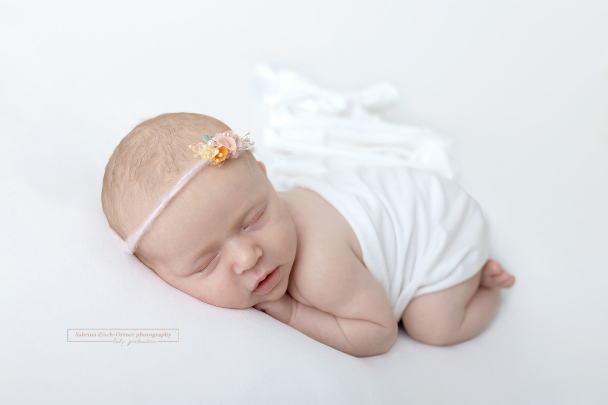 Babyfotos beim Neugeborenenshooting mit Haarband