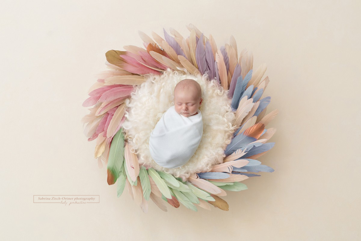 auf Wunsch wird bei jedem Baby Shooting gern mein Regenbogen Federn Ring verwendet