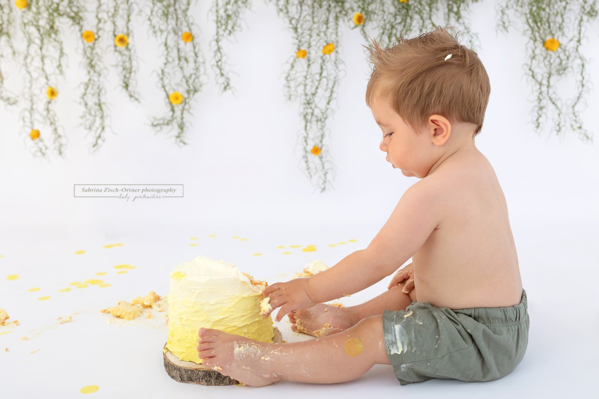 grüne hänge Dekoration grüne Hose und gelbe Torte gibt es beim Cake Smash Fotoshooting