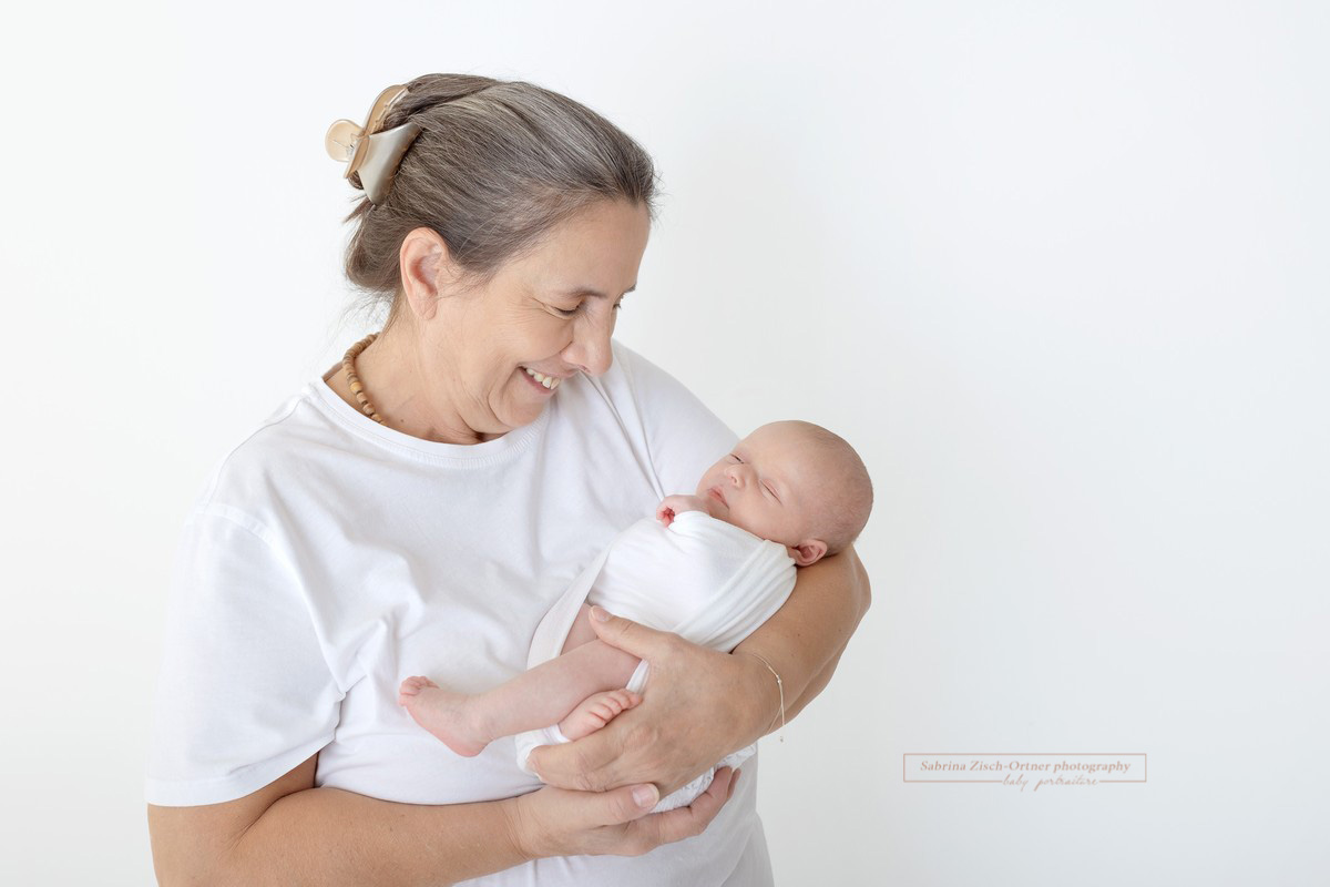 stolze Oma liebt ihre Enkelin über alles und das wird beim Fotoshooting festgehalten